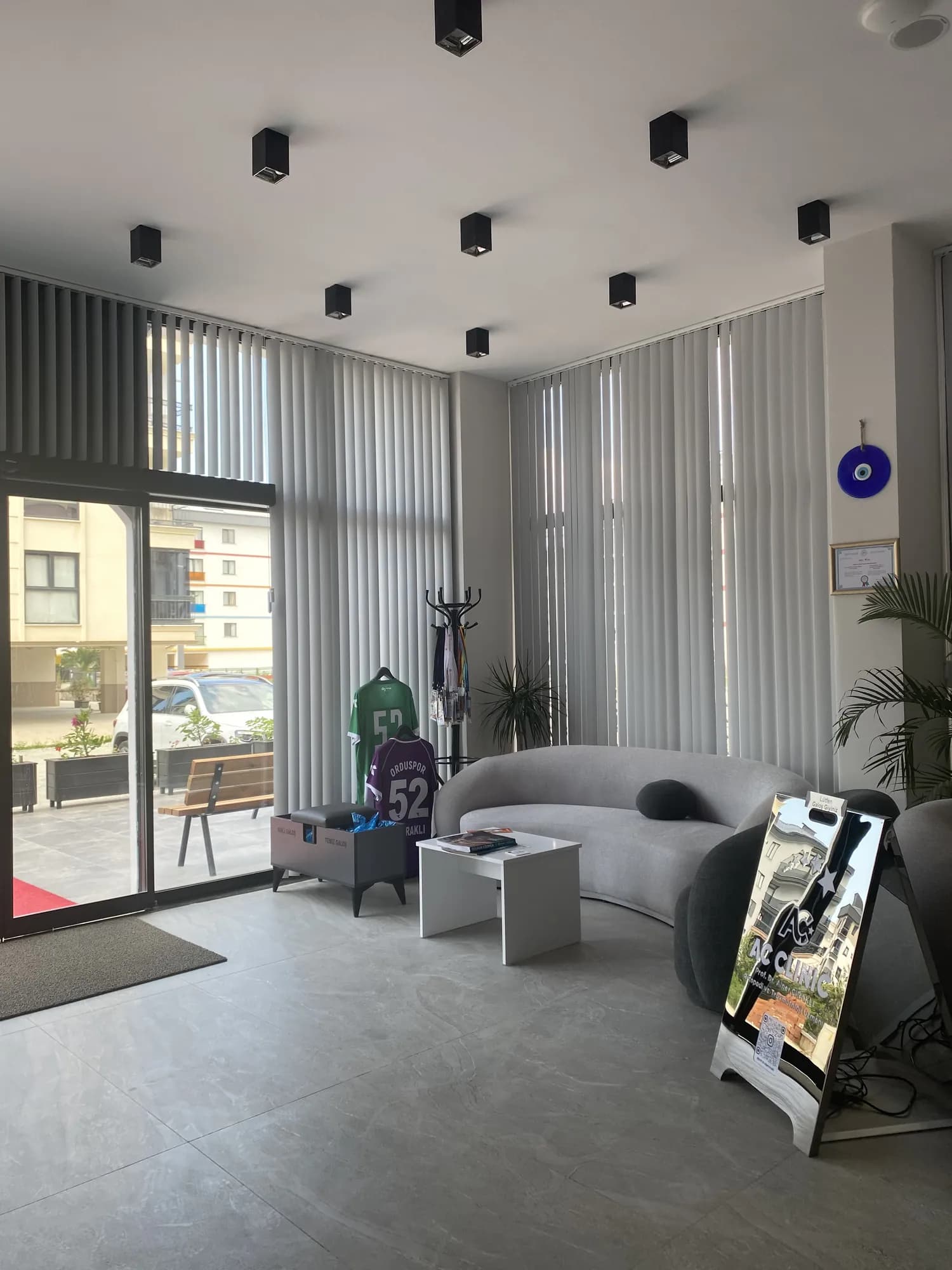 AC CLINIC girişi ve cam cephesi, içeriden görünüm