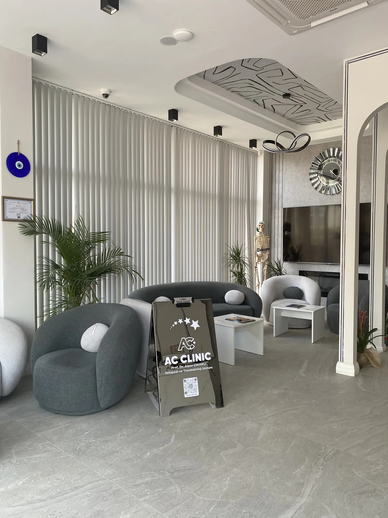 AC CLINIC bekleme salonunda anatomik iskelet modeli