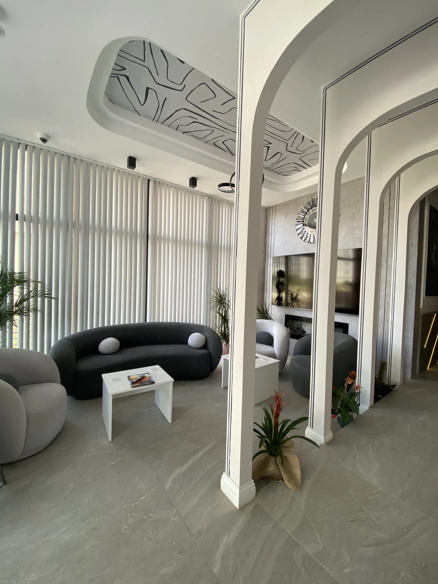 AC CLINIC bekleme salonu — kemerli nişler ve oturma grubu