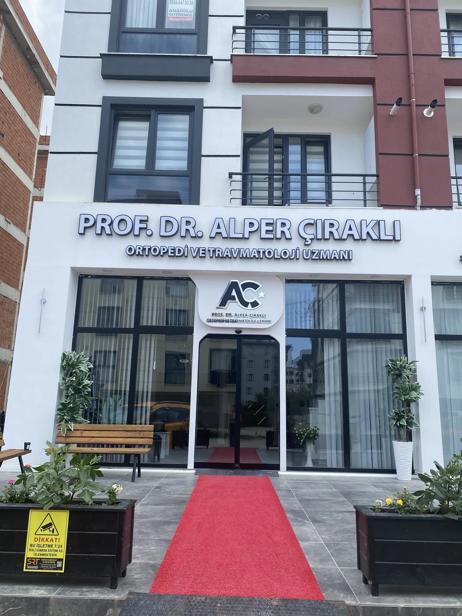 Prof. Dr. Alper Çıraklı muayenehanesinin dış cephesi ve girişi, Altınordu Ordu