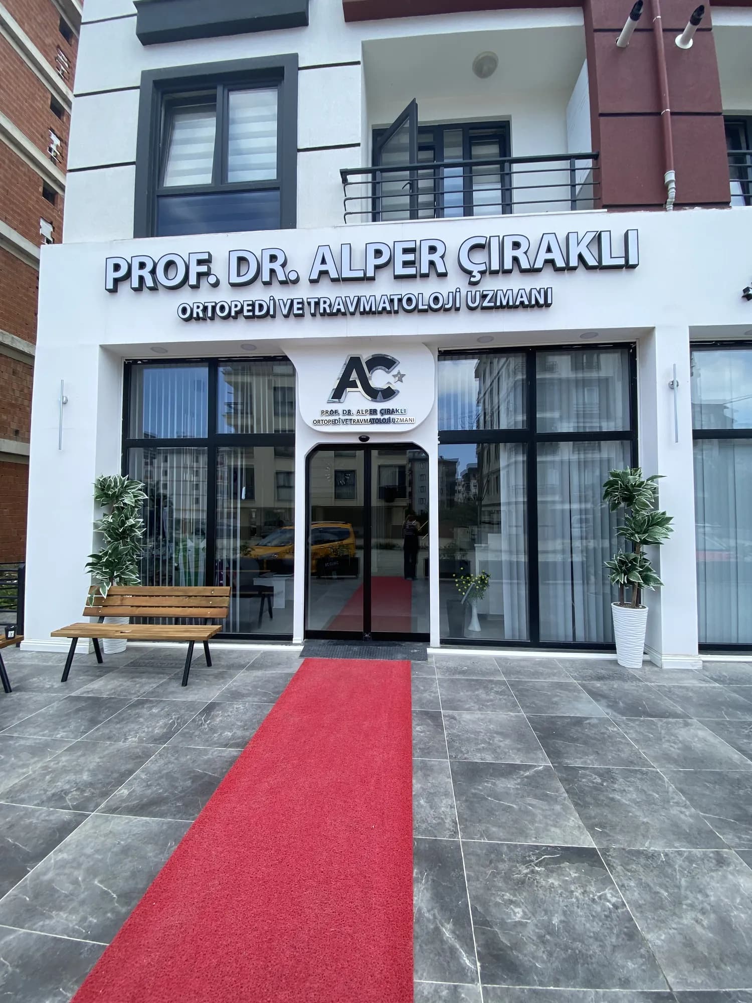 Prof. Dr. Alper Çıraklı muayenehanesinin cadde üzerindeki tabelası