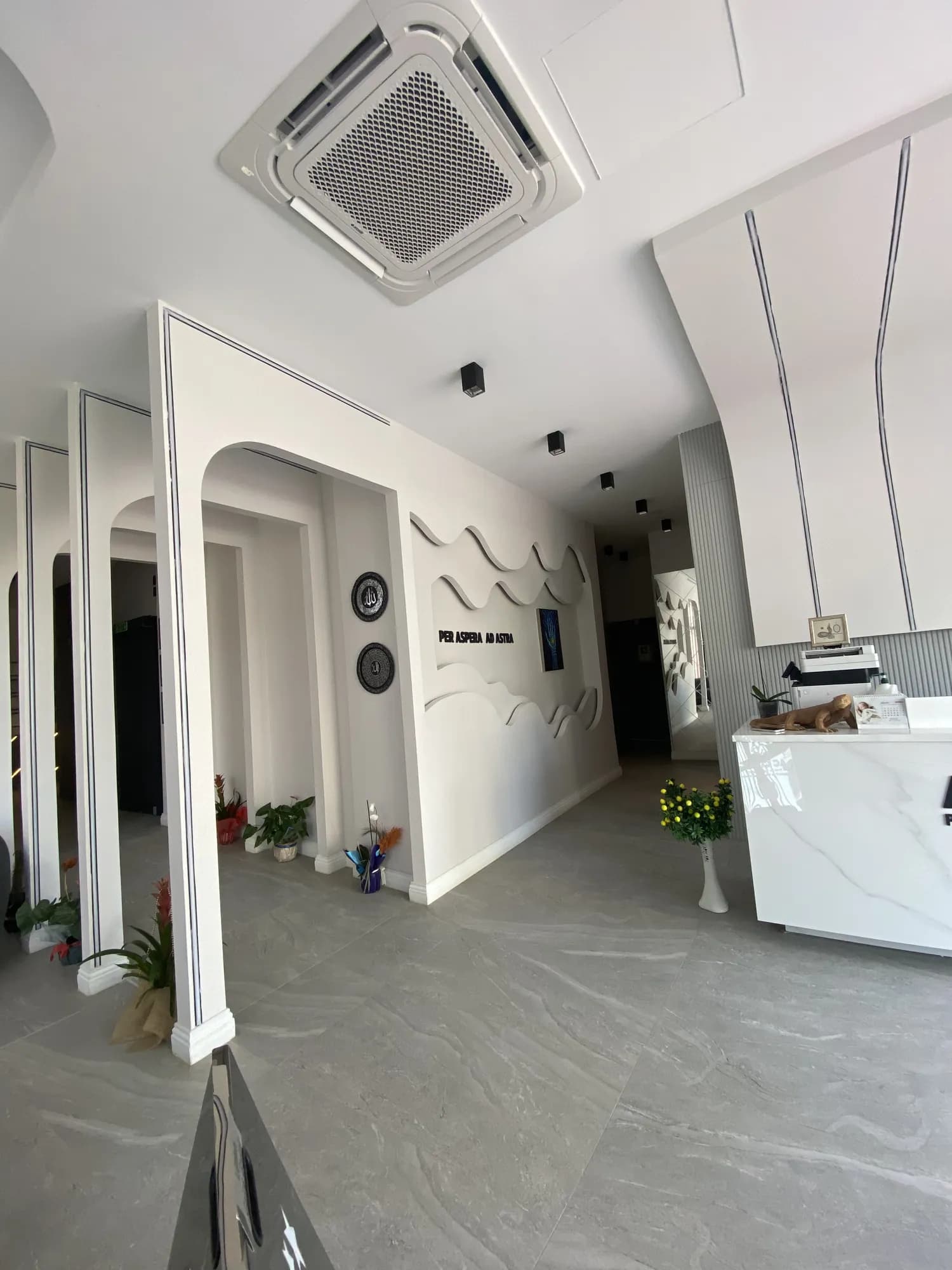 AC CLINIC'te resepsiyona açılan kemerli koridor
