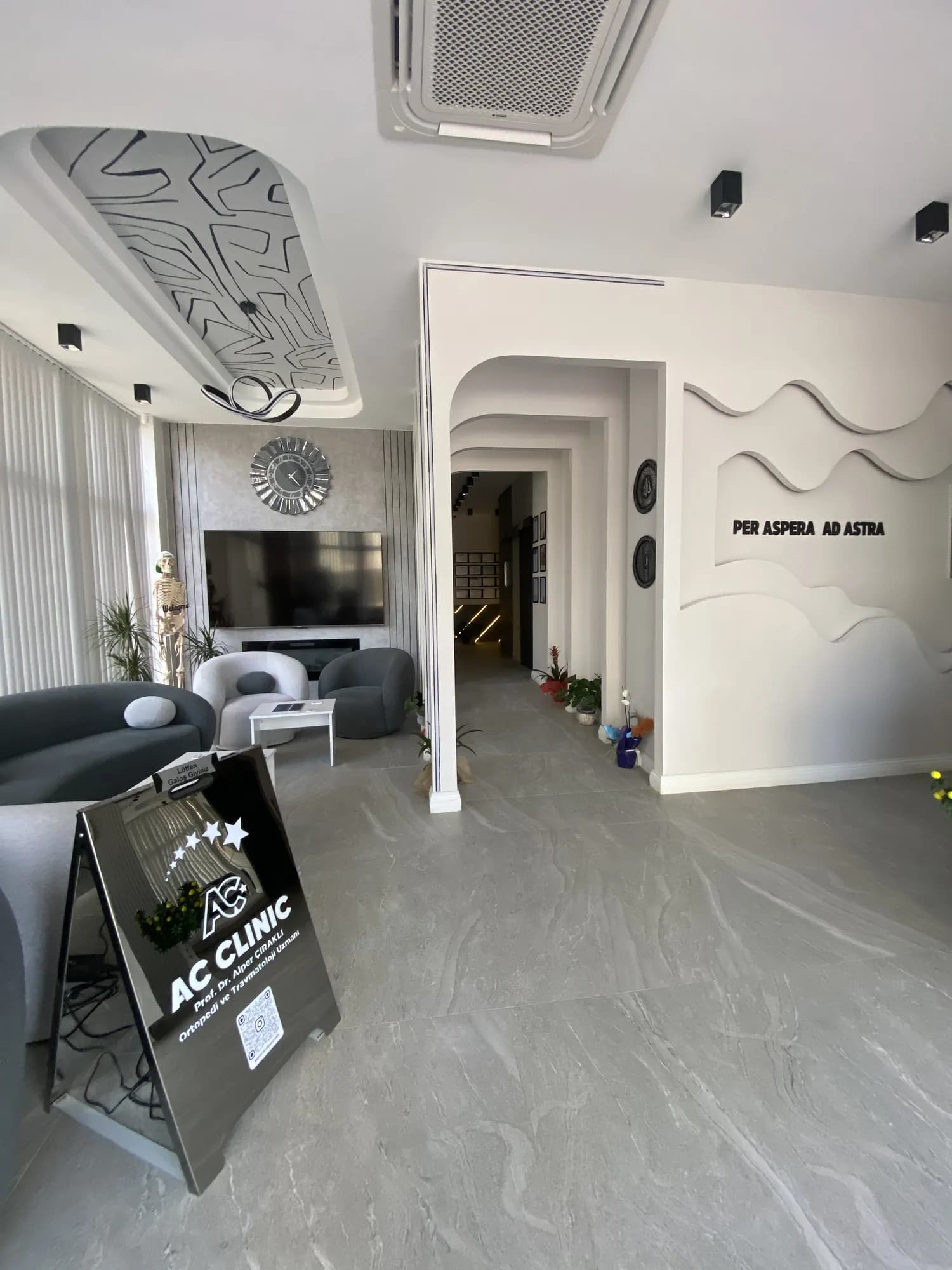 AC CLINIC salonundan muayene koridoruna bakış